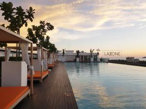 - Vistas a la piscina de un hotel en Sutera Avenue Kota Kinabalu By LAXZONE, en Sembulan