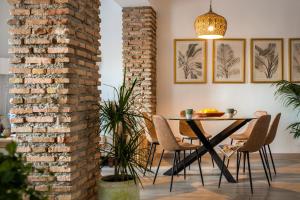 グラナダにあるGenteel Home Mano de Hierroのレンガの壁のダイニングルーム(テーブル、椅子付)