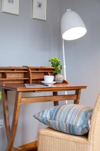 ヴェニングシュテットにあるWeisse Düne - App. 5の木製テーブル(ランプ付)と椅子