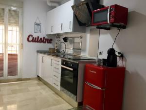 Kuchyňa alebo kuchynka v ubytovaní Selecta Apartamento con piscina en Calle Juzgado