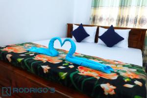 un letto con due cigni gonfiabili che vi si posano sopra di Rodrigo's Villa & Restaurant a Negombo