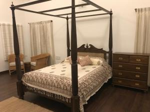 Giường trong phòng chung tại Hirvate Estate / Crawford House +9 ảnh