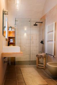 A bathroom at Dimora Sighé, exclusive rural villa with hydromassage pool