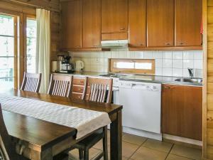Kuchyň nebo kuchyňský kout v ubytování Holiday Home Yläneuvola silta by Interhome