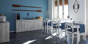 a kitchen with blue walls and a table and chairs at Acquasalata in Salerno