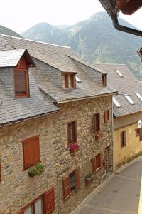a row of buildings with windows and mountains in the background at Espacioso ap en Gessa in Gessa