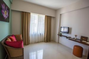TV a/nebo společenská místnost v ubytování Ananta Legian Hotel