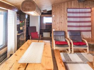 ユッラスヤルヴィにあるHoliday Home Kurtakko pekka by Interhomeのダイニングルーム(木製テーブル、椅子付)