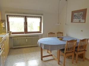 een keuken met een tafel met een blauwe tafeldoek erop bij Ferienwohnung am Weyer in Solingen