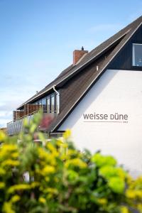 ヴェニングシュテットにあるWeisse Düne - App.. 4の家屋側看板