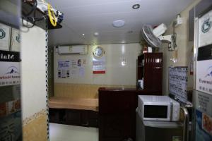 um pequeno quarto com um balcão e um micro-ondas em Everest Hostel 14/F em Hong Kong