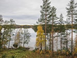 uma vista para um lago rodeado por árvores em Holiday Home Etelärinne by Interhome em Vuoriniemi