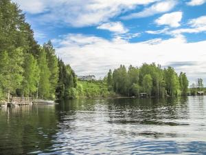 widok na rzekę z łodzi na wodzie w obiekcie Holiday Home Aurinkorinne by Interhome w mieście Vuoriniemi