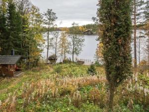 uma cabina com vista para um lago em Holiday Home Etelärinne by Interhome em Vuoriniemi