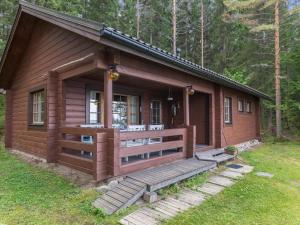 eine kleine Hütte mit einer Veranda und einer Terrasse in der Unterkunft Holiday Home Illanvirkku by Interhome in Vuoriniemi
