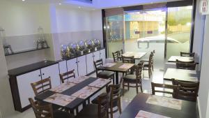 Un restaurante o sitio para comer en Al Jawhara Metro Hotel