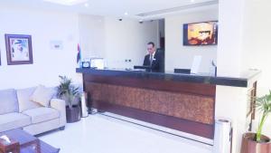 Lobby/Rezeption in der Unterkunft Al Jawhara Metro Hotel
