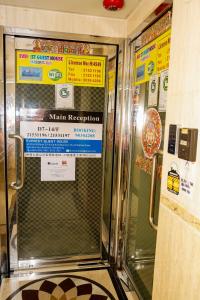 maszyna z znakiem w pokoju w obiekcie Everest Hostel 14/F w Hongkongu