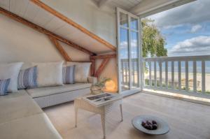 ein Wohnzimmer mit einem Sofa und einem Tisch in der Unterkunft Meerhaus Niendorf in Niendorf
