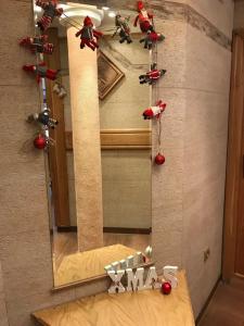 ヴェリコ・タルノヴォにあるApartment Ray ot Durvoのクリスマス装飾の鏡