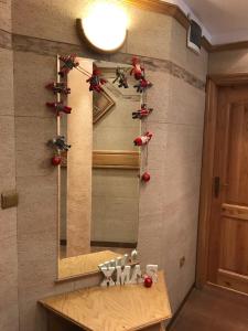 ヴェリコ・タルノヴォにあるApartment Ray ot Durvoのバスルーム(鏡、壁に赤い鳥付)
