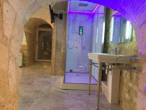 ein Badezimmer mit einem Waschbecken und einer Dusche mit lila Beleuchtung in der Unterkunft Casa La Palma II La Courmellette in Soissons + 53 Fotos