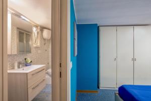 A bathroom at Navona Blue Apartment