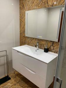 Un baño con un lavabo blanco y un espejo. en Ilha Atlântico, en Caniço 16 fotos más