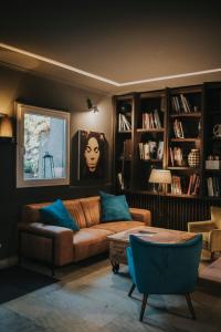 盧森堡的住宿－樂夏特勒，客厅配有沙发和桌子