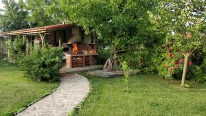 Ravi Residence في Dascălu: حديقة لها مسار حجري يؤدي الى المنزل