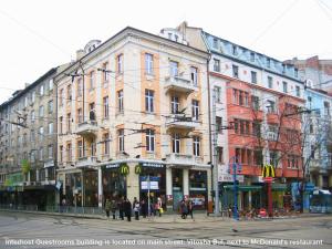 un edificio en una calle con gente caminando delante de él en Interhost Guest rooms and apartments, en Sofía