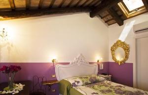 a bedroom with a bed and a mirror on the wall at Relais Alcova del Doge in Mira