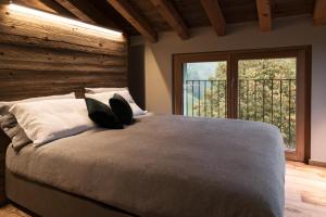 Tempat tidur dalam kamar di Maso Zambo Resort - Adults only -2 Rooms, Spa & Restaurant sopra il lago di Como