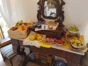 パリヌーロにあるB&B Gennaroの果物等の食べ物を載せたテーブル