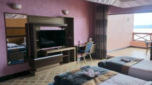 een hotelkamer met 2 bedden en een flatscreen-tv bij Milimani Beach Resort in Kisumu