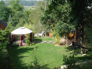 um jardim com um gazebo na relva em Ferienhaus 32 em Kinding