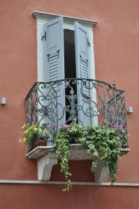 un balcone fiorito su un edificio di Ai Vellutai a Ala