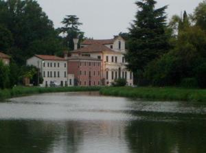 a view of a town with a river and buildings at Relais Alcova del Doge in Mira