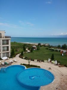 - Vistas a la piscina del complejo de delfines del hotel o a las inmediaciones en apartment DIAMOND SARAFOVO en Burgas