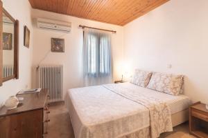A bed or beds in a room at Villa Karpofora View