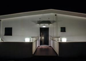 ネア・ペラモスにあるAelia Apartmentsの白い部屋の黒いドア付きの廊下