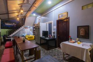 een restaurant met twee tafels en een televisie en een trap bij Relax Resort Angkor Villa in Siem Reap