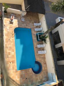 an overhead view of a blue pool on a house at MARAÚ Premium - espaço, piscina e ar no Itagua in Ubatuba