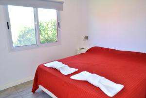 Tempat tidur dalam kamar di Cabañas Las Troncas