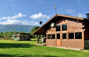 eine kleine Holzhütte mit einem großen Fenster in der Unterkunft Cabañas Las Troncas in Merlo