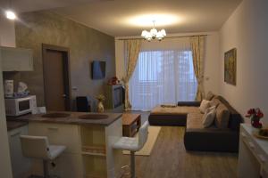 a living room with a couch and a table and a kitchen at Silver Mountain G1 43 in Poiana Brasov