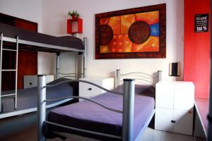 - une chambre avec des lits superposés et un tableau mural dans l'établissement Link Cordoba Hostel, à Córdoba