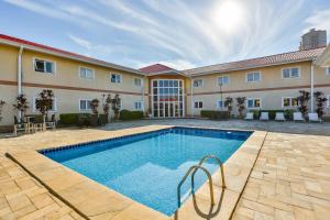 Πισίνα στο ή κοντά στο Nobile Inn Jundiaí