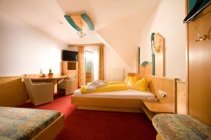 1 dormitorio con 1 cama y escritorio en una habitación en Pension Drei-Mäderl-Haus, en Unterlamm