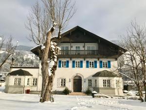 Ferienwohnung Hochkönig im Barbarahof في بيشوفشوفن: منزل كبير مع تقليم الأزرق في الثلج